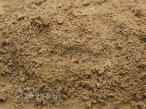 用手指不断地揉捏面粉和黄油，直到黄油和面粉完全融合，变成粗玉米粉的状态。