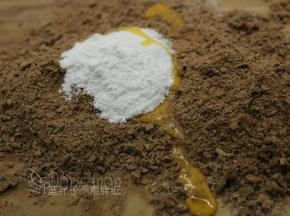 加入全蛋液和糖粉，用手不断地揉。