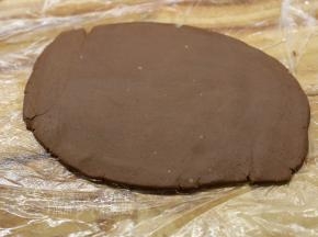 隔着保鲜膜，将面团擀成长方形，厚度约0.6cm。