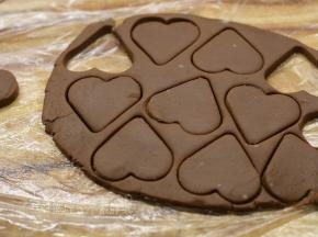 用心形饼干模印出形状，一次印好之后的面团继续擀开，再印，直到面团用完。