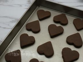 印好造型的饼干一一摆放在烤盘上，注意之间要留有一定的距离。