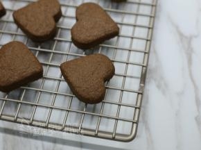 烤好的饼干放在晾网上晾凉。