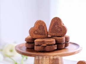 做好的饼干放在一旁，直到巧克力馅凝固即可。依次做好所有饼干。