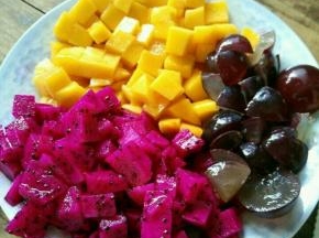 水果分别切成小块。