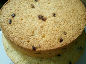 戚风蛋糕分成两片，也可以分成三片。