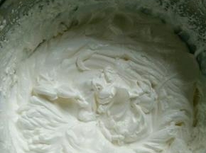 淡奶油加入糖粉，打到七分发。