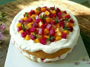 在上面铺上水果。