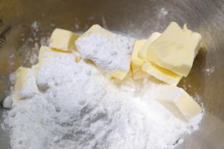 以上配方适用于学厨曲奇饼干金色不沾浅烤盘一份的用量。
黄油切小块软化，加入糖粉，打发至羽毛状加入鸡蛋黄，继续打发。（用手指轻轻一按就能按出手印那种程度）