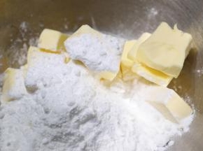 以上配方适用于学厨曲奇饼干金色不沾浅烤盘一份的用量。
黄油切小块软化，加入糖粉，打发至羽毛状加入鸡蛋黄，继续打发。（用手指轻轻一按就能按出手印那种程度）