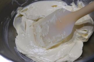 打至黄油柔软，蓬松即可，不可打发太久，打发过度曲奇花纹易变形。