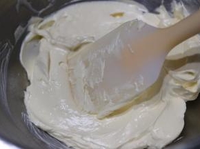 打至黄油柔软，蓬松即可，不可打发太久，打发过度曲奇花纹易变形。