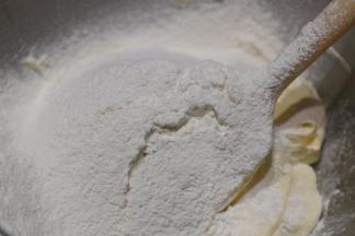 打好的黄油加入食盐，过筛入面包粉，蛋糕粉和玉米淀粉。