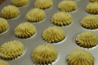 装入放有裱花装的裱花袋中，挤入烤盘，我用的是20齿的大花嘴。