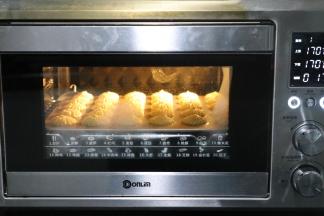 东菱烤箱上下火170度预热3分钟后，放入中下层烘烤20分钟。