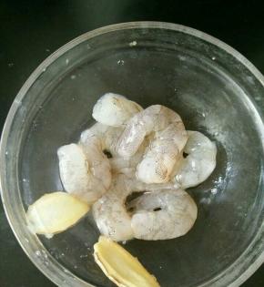 鲜虾去皮，挑去虾线和虾肠。加入少许盐、姜片和几滴料酒，腌一下。