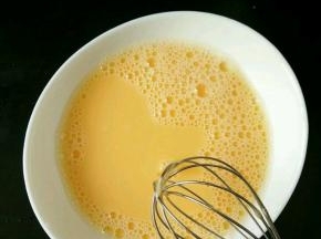 加入鸡蛋1.5倍的温水，搅打均匀。