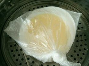 倒入碗里，用保鲜袋装好绑紧，再用牙签撮几个小洞。上锅蒸八分钟，待蛋液稍微凝固拿出来，把虾仁摆在上面。继续上锅蒸5分钟左右。
