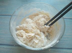 先加热水，再加冷水，拌成絮状，再揉成面团，盖保鲜膜，醒30分钟