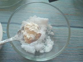 白糖馅:面粉加入白糖，拌匀