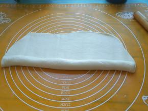 面团擀成薄薄的椭圆形