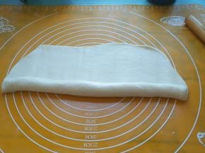 面团擀成薄薄的椭圆形