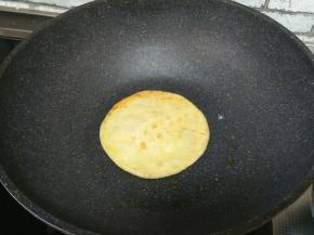 油热，加入饼烙至两面金黄