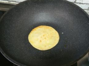 油热，加入饼烙至两面金黄