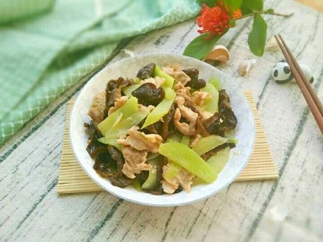 莴笋云耳炒肉片