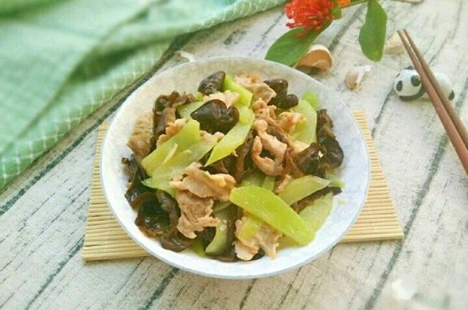 莴笋云耳炒肉片