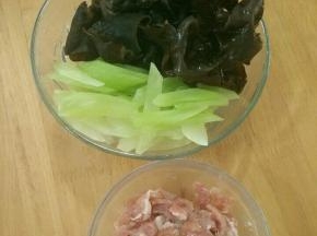 莴笋去皮切成片，云耳泡好摘去蒂。猪肉切成片，用料酒、生抽和盐盐十分钟。