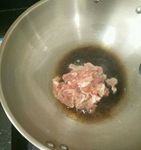 热锅凉油下猪肉，快速翻炒。