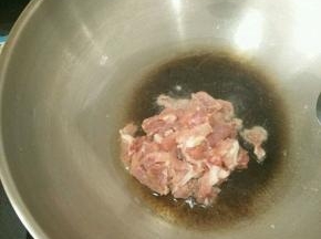 热锅凉油下猪肉，快速翻炒。