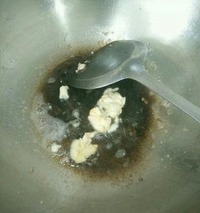 锅里再加点油，下蒜头煸出香味。