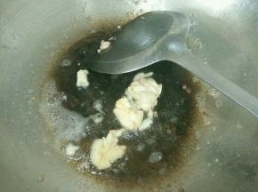 锅里再加点油，下蒜头煸出香味。