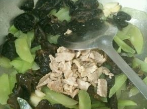 然后倒入猪肉翻炒。