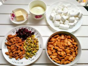 准备好所有材料，饼干我用的小葫芦，坚果用的杏仁和开心果