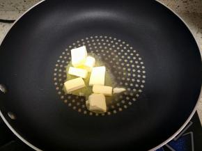 黄油放不粘锅小火融化