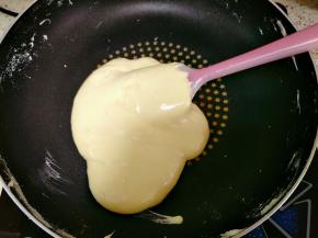 倒入奶粉拌匀，看不见颗粒为止