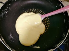 倒入奶粉拌匀，看不见颗粒为止