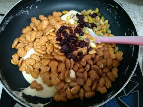 倒入饼干和坚果