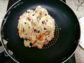 全部拌成团，不要太用力把饼干压碎了