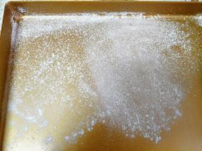 烤盘薄薄的撒一层奶粉