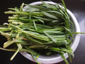 准备韭菜，去老叶，洗净沥水备用。