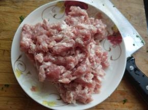 准备肉沫。