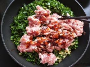 将韭菜，肉沫放入一个比较大的容器，放生抽，蚝油，老抽，鸡精。