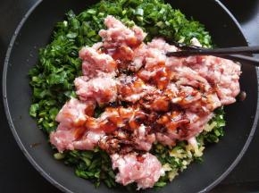 将韭菜，肉沫放入一个比较大的容器，放生抽，蚝油，老抽，鸡精。
