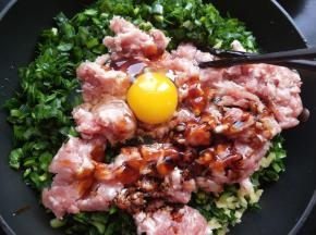 打入一个鸡蛋。