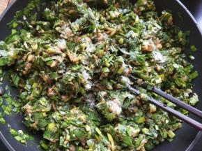 沿一个方向搅拌均匀后再放盐，这一点很重要，再搅拌。