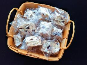 奶粉和饼干容易受潮，用个包装袋包下或者装入密封罐