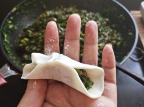 捏一个褶，粘贴，再捏一个褶。